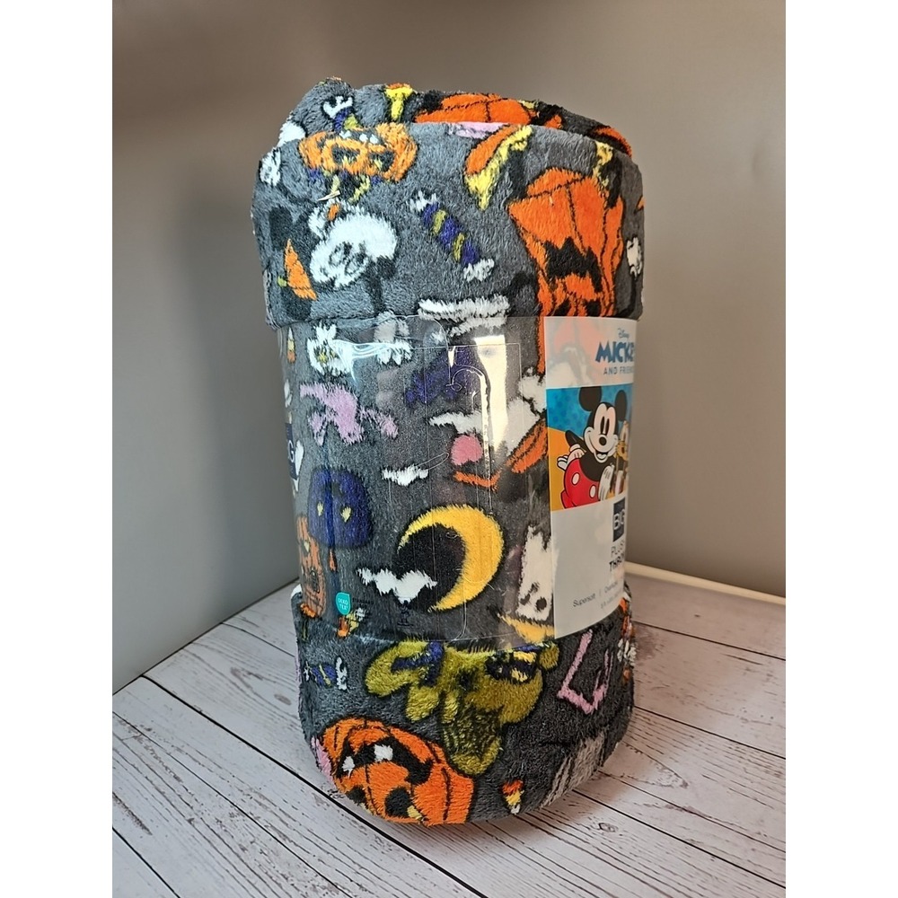 The Big One Disney Halloween Mickey & Friends‎ Plush Throw Blanket 5' x 6' Foot - Picture 3 of 5